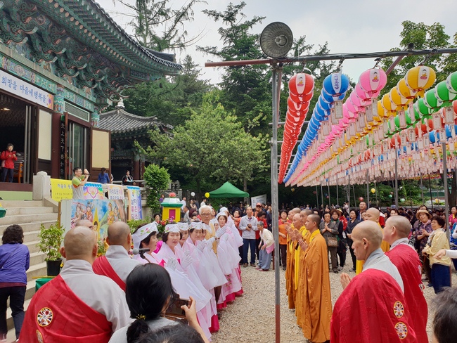 Partake in the Vesak Ceremony at Yonggungsa Cham Joeun Uri Temples